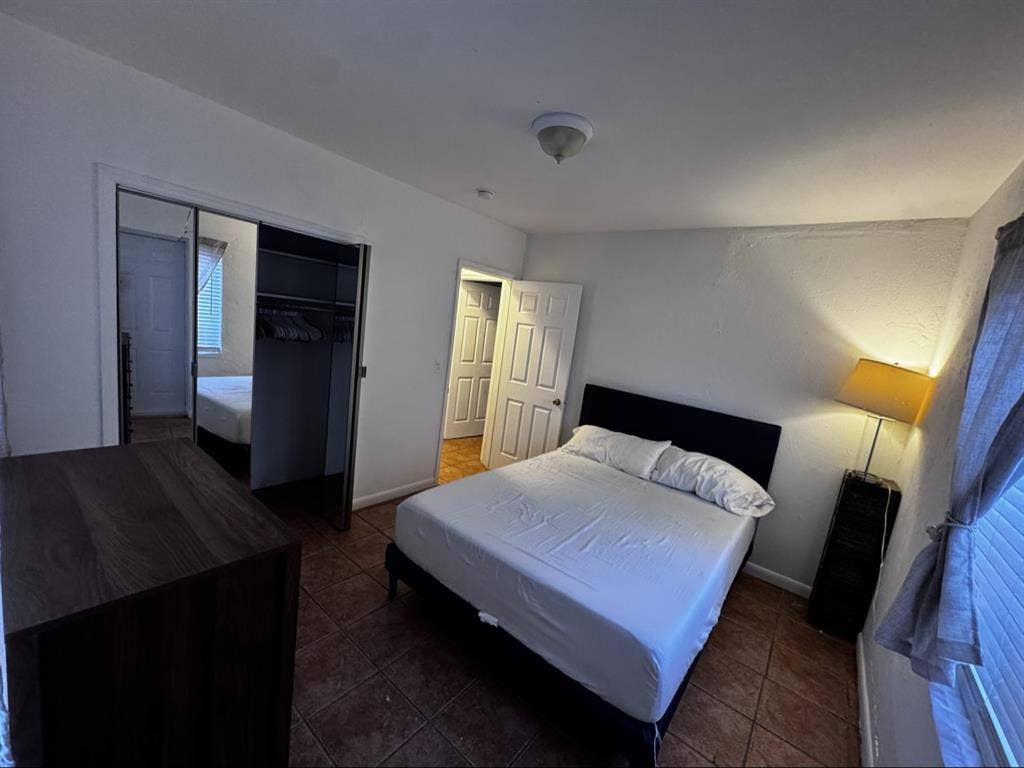 Mujer busca quiet female Roomate