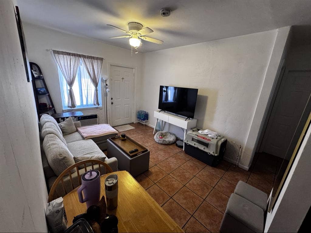 Mujer busca quiet female Roomate
