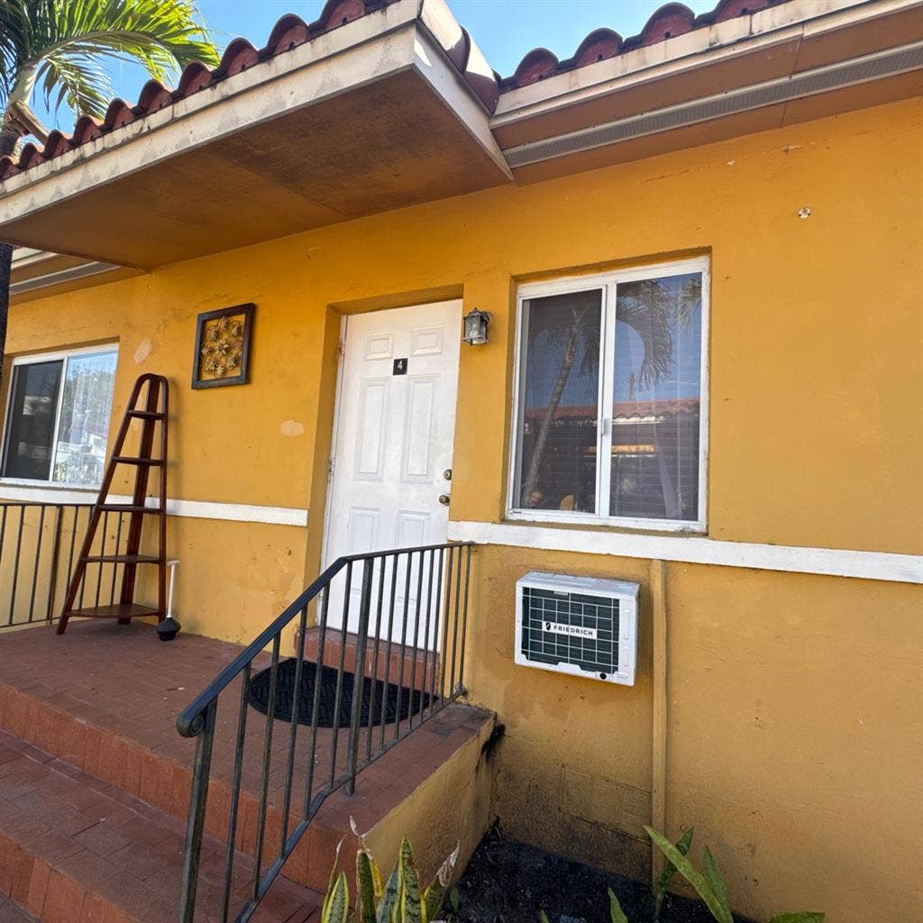 Mujer busca quiet female Roomate