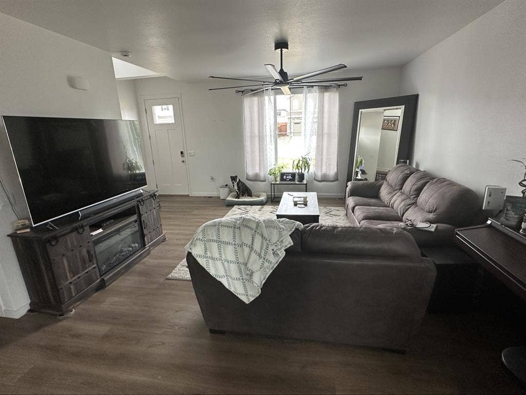 Modern furnished room in Watkins
