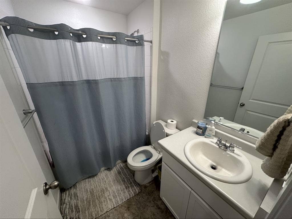 Modern furnished room in Watkins