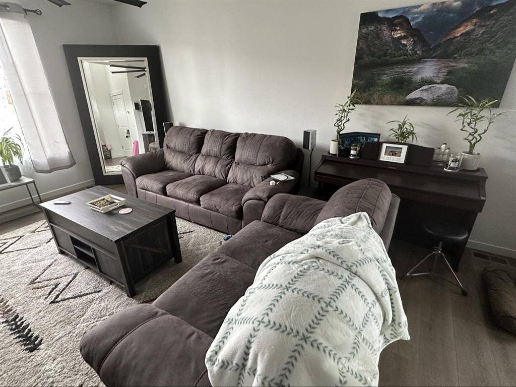 Modern furnished room in Watkins