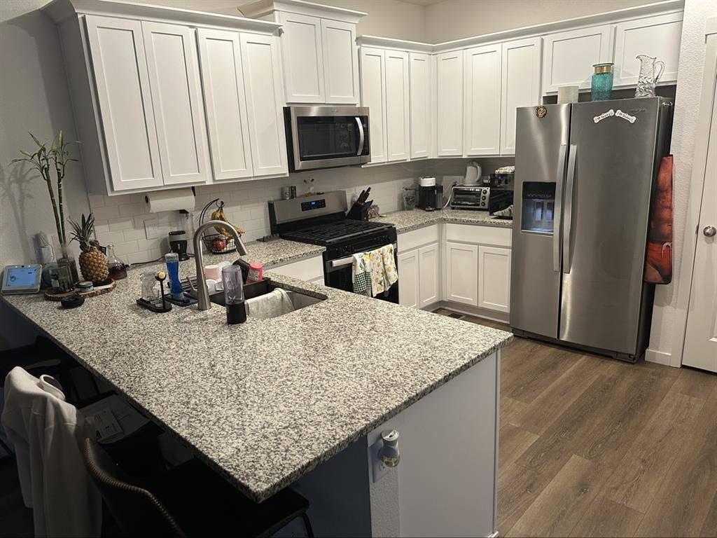 Modern furnished room in Watkins
