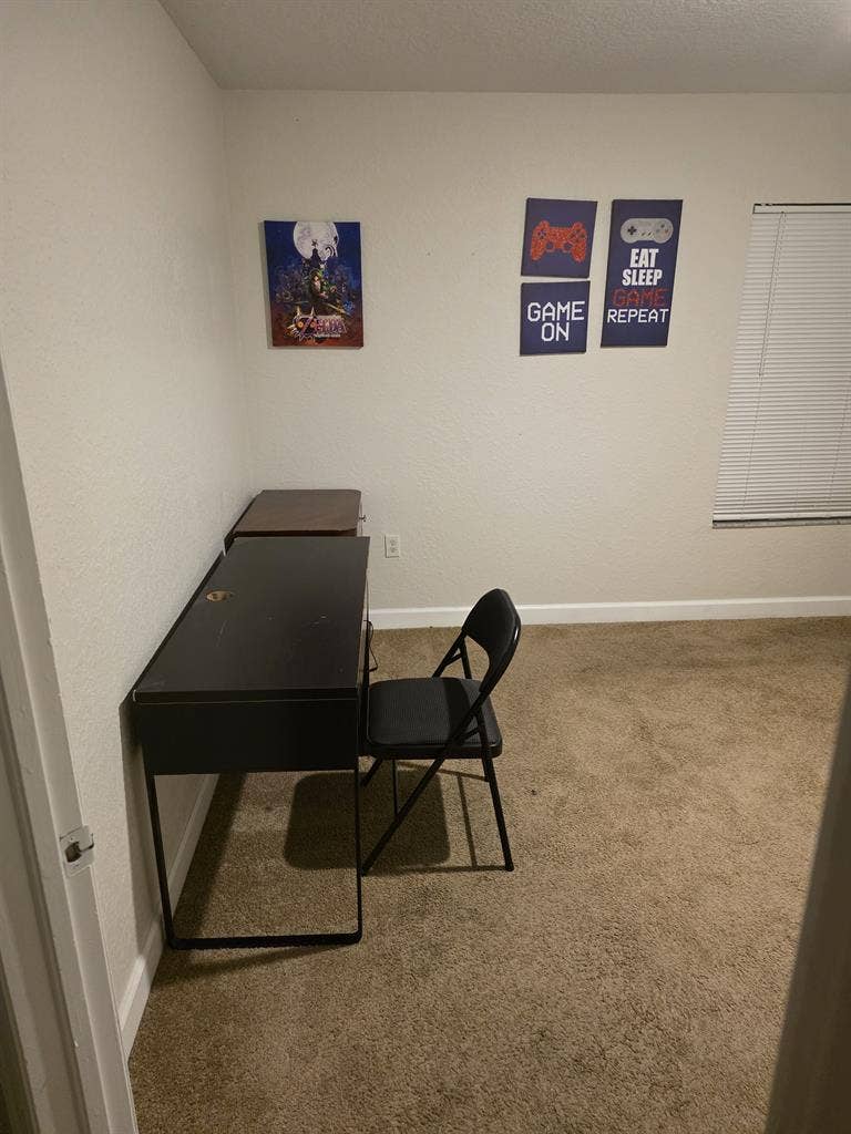 Looking for roommate