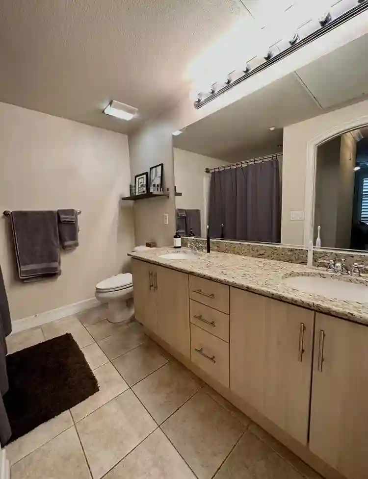 Modern Downtown 2B/2B Condo