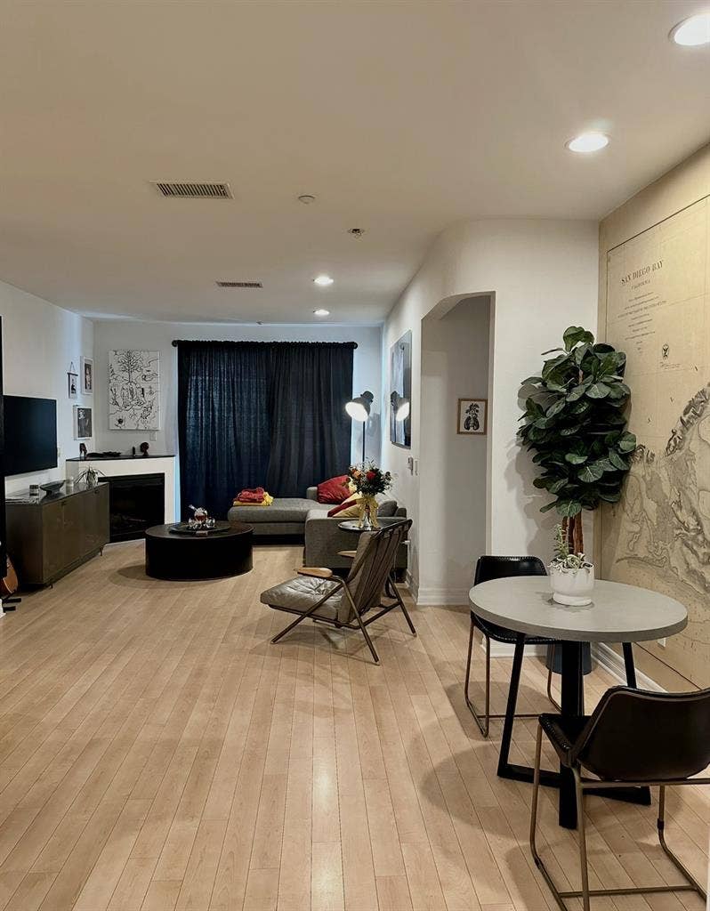 Modern Downtown 2B/2B Condo