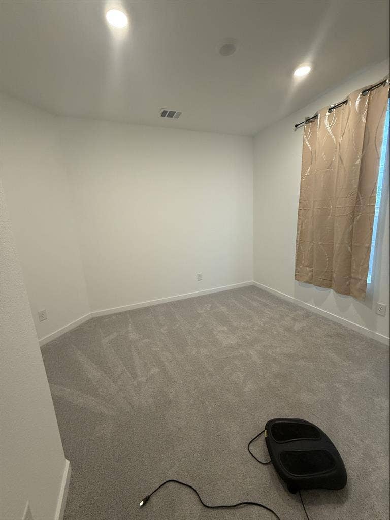 Two rooms available in Angleton Tx.