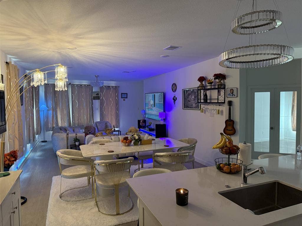 Two rooms available in Angleton Tx.