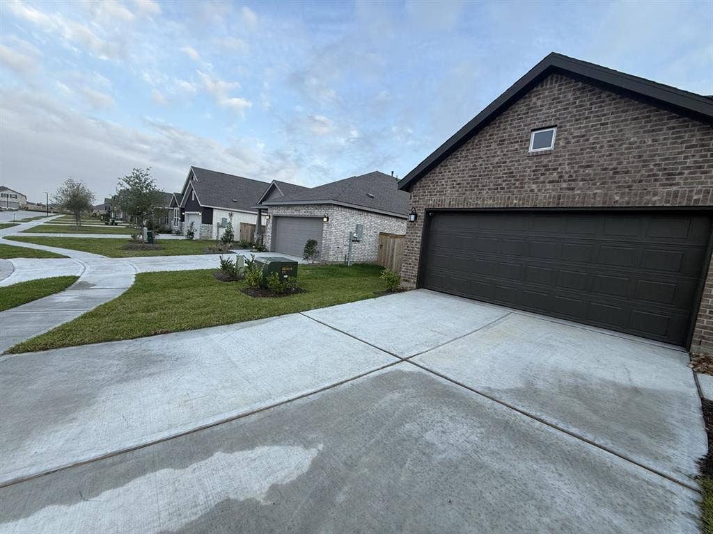 Two rooms available in Angleton Tx.