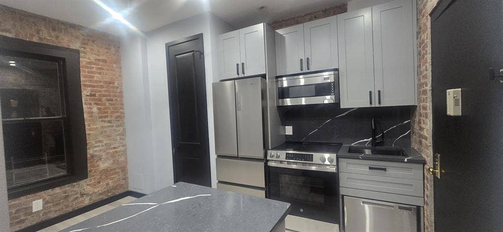Room available in 2 bed apartment