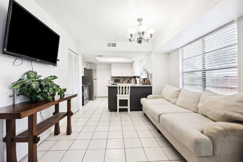 Private QUEEN Bedroom S. Austin