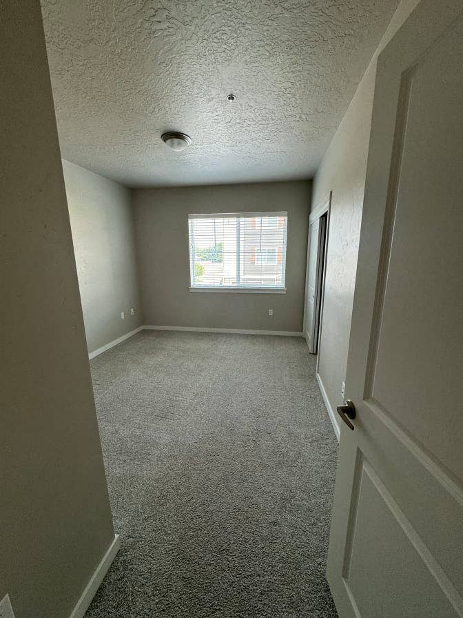 Room for rent in quiet Eagle home