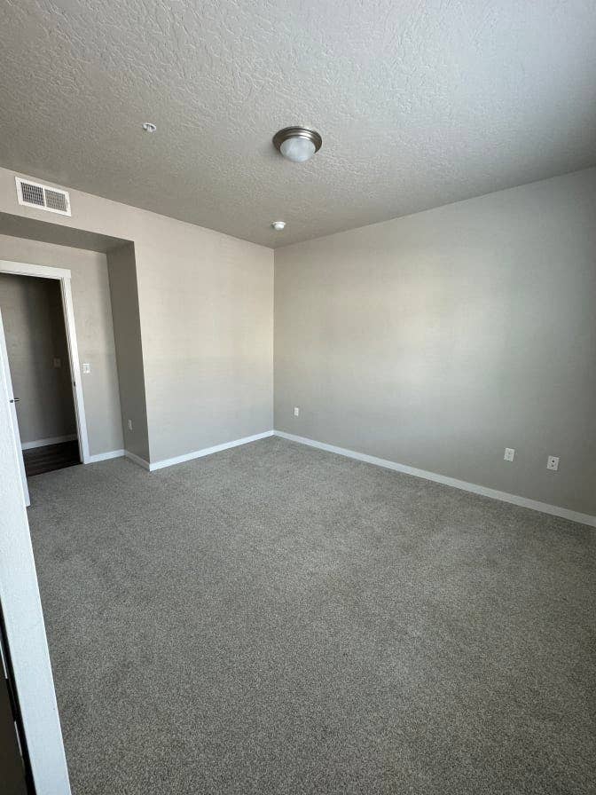 Room for rent in quiet Eagle home