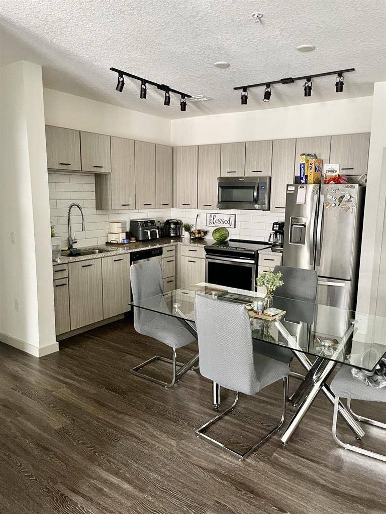 Apartment Room for Rent - Female