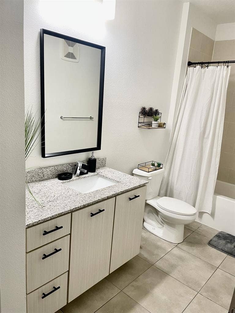 Apartment Room for Rent - Female