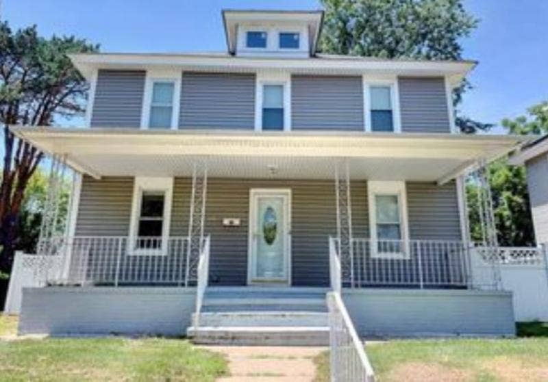 Looking for roommate to share house