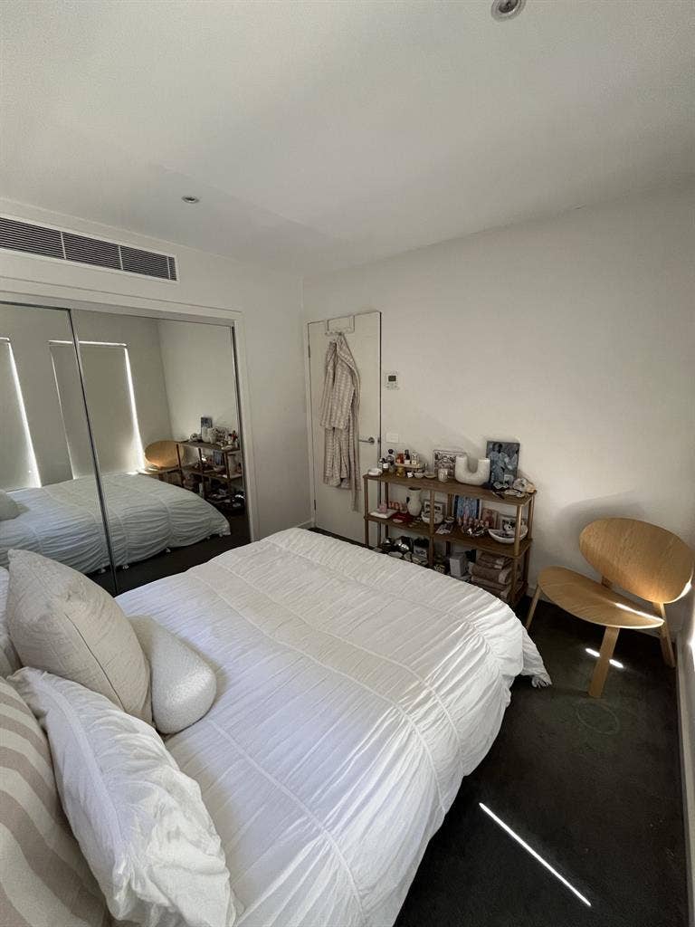 One bedroom available in 3 bedhouse