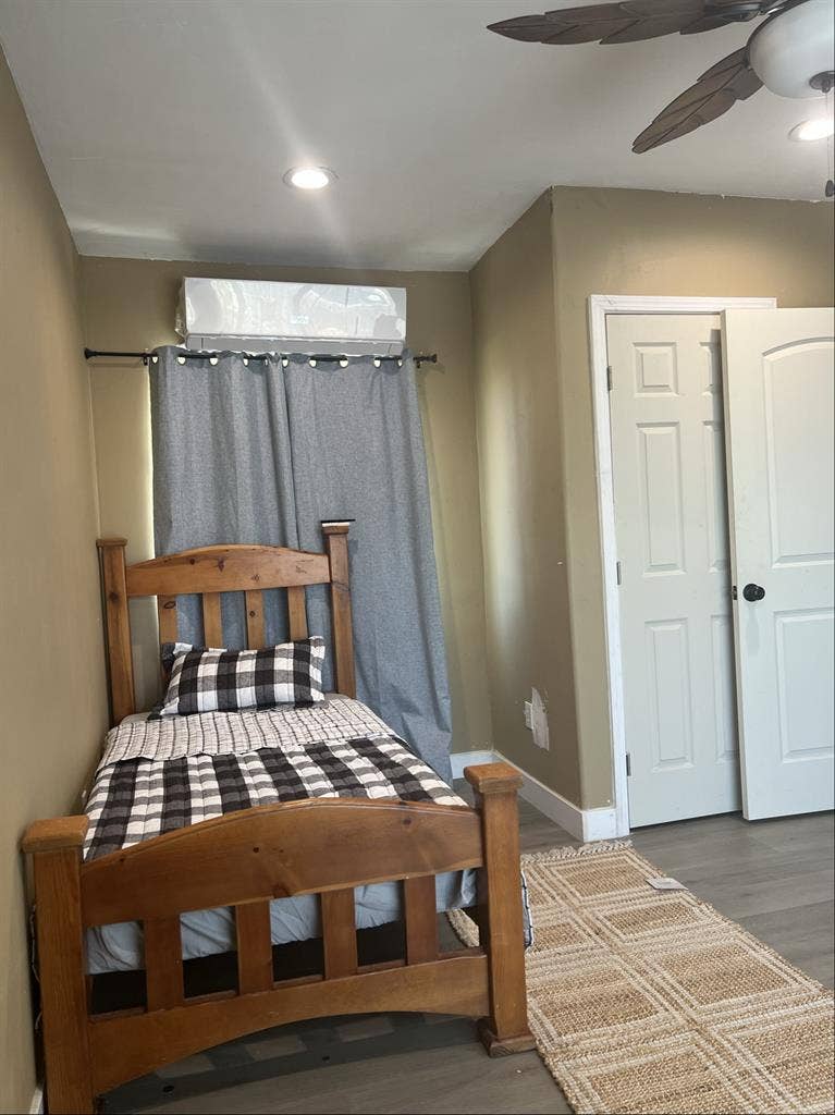 Furnished room with private bathr