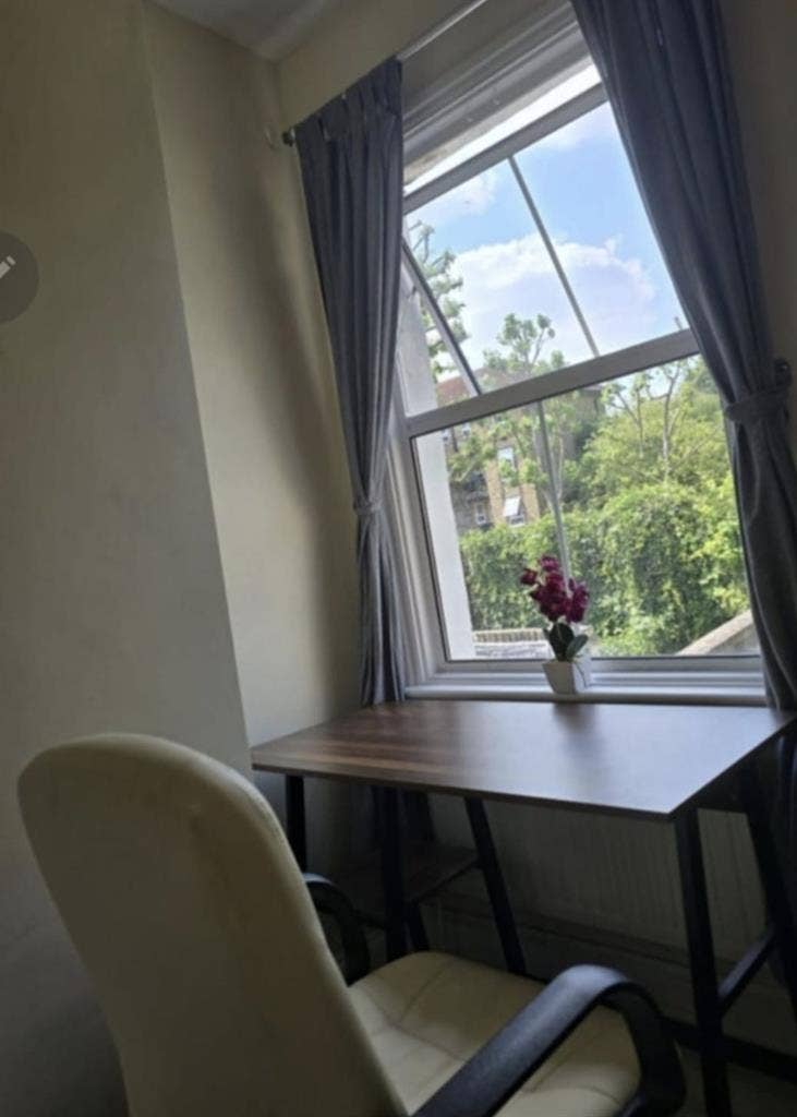 E 14 Double Room 2 mins from DLR