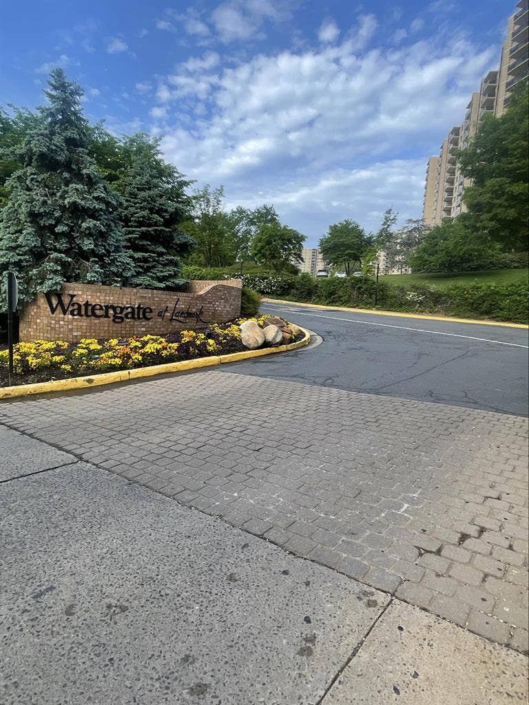 Looking For A Female Room Mate