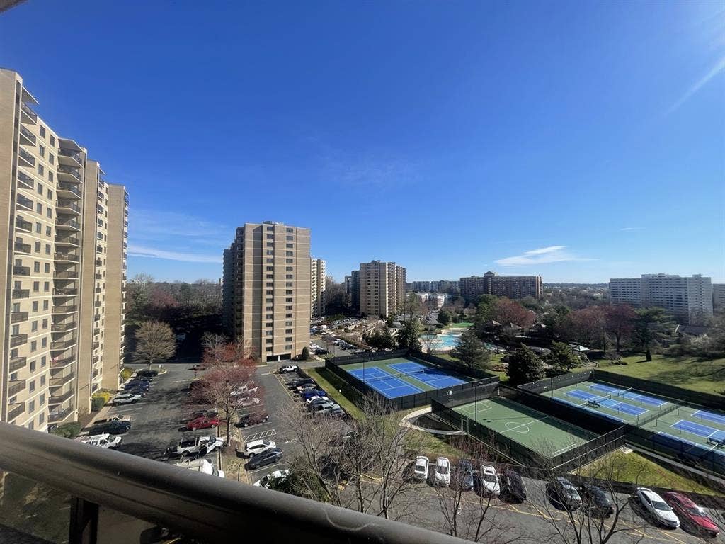 Looking For A Female Room Mate