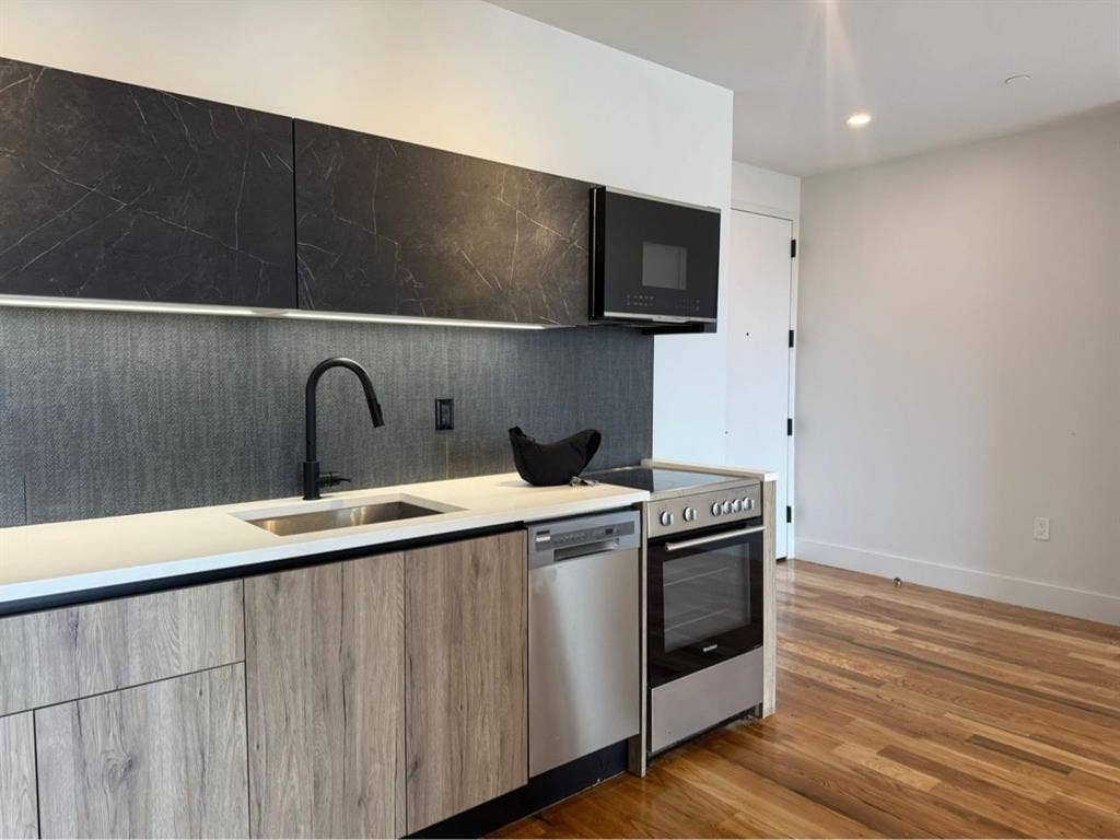 Looking for a female roommate