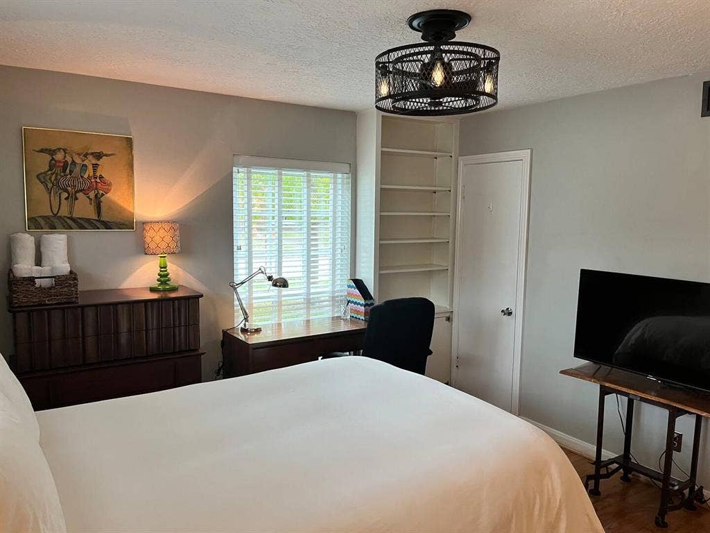 Huge furnished room all bills incl!