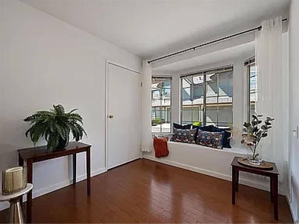 ROOM FOR RENT. GIRL ROOMMATE