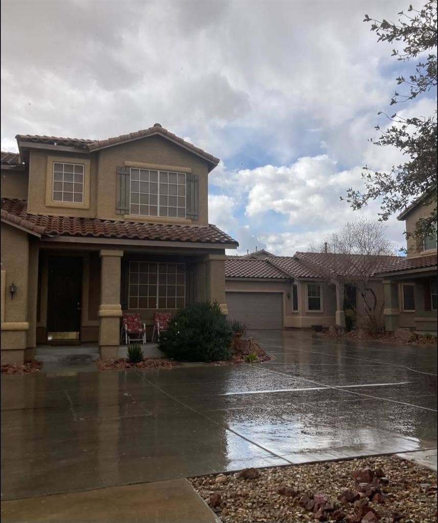 Private bedroom w/ shared bath
