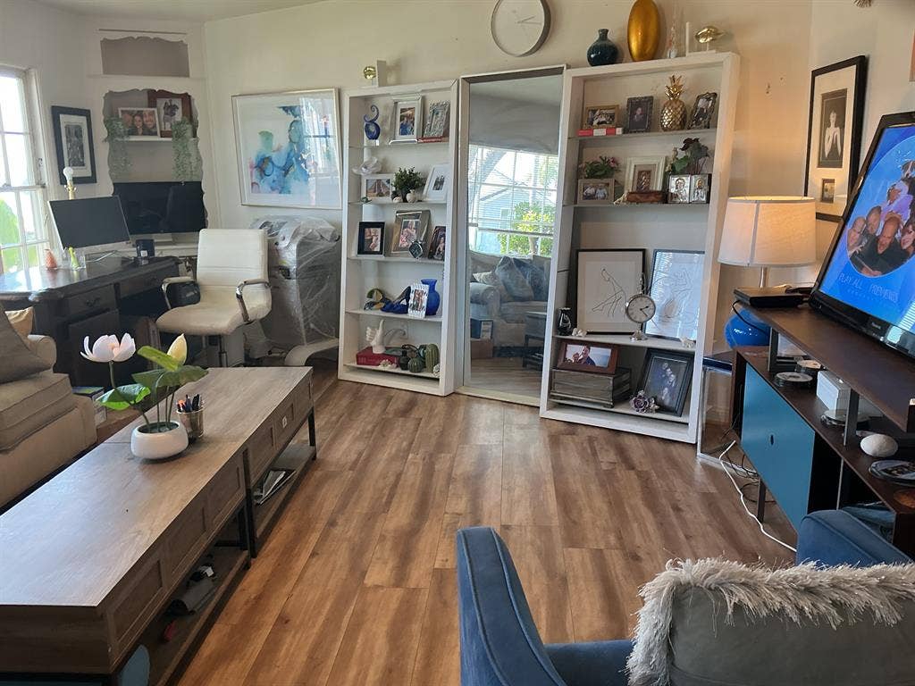 La Jolla apt overlooks beach