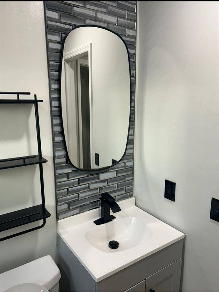 Female only:pets welcome: