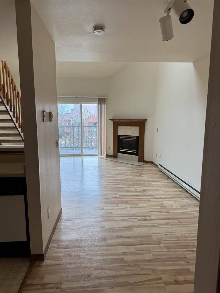 Available APR 15 - Lofted 1 b/1 b