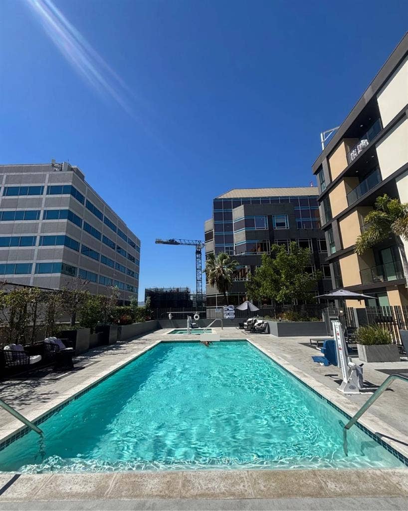 ISO Downtown Glendale Subleaser