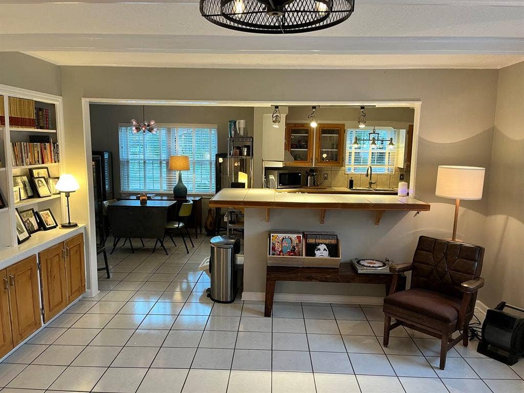 large rm priv bath all util inc!