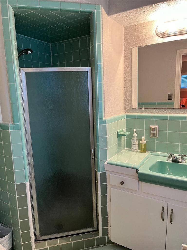 large rm priv bath all util inc!