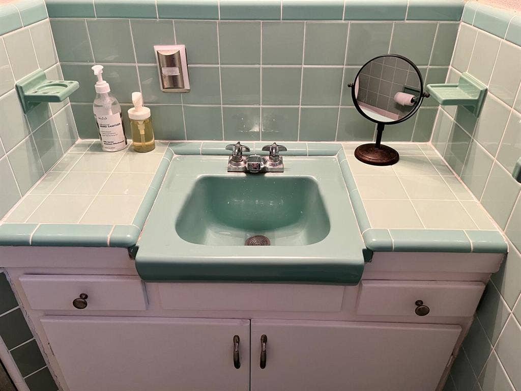 large rm priv bath all util inc!