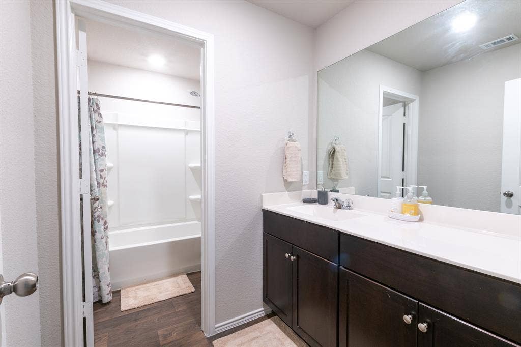 Spacious & Cozy Room