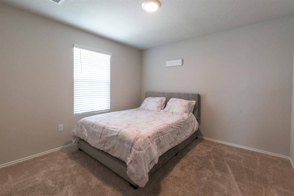 Spacious & Cozy Room