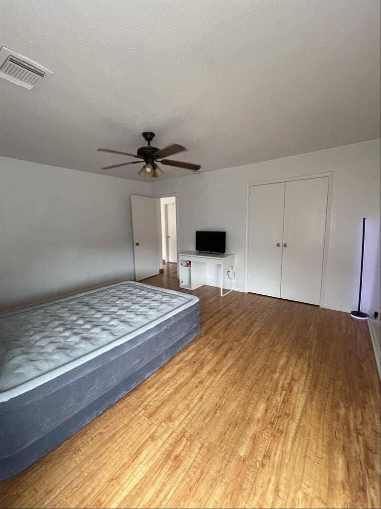 SPACIOUS ROOMS (Sugar Land, TX)
