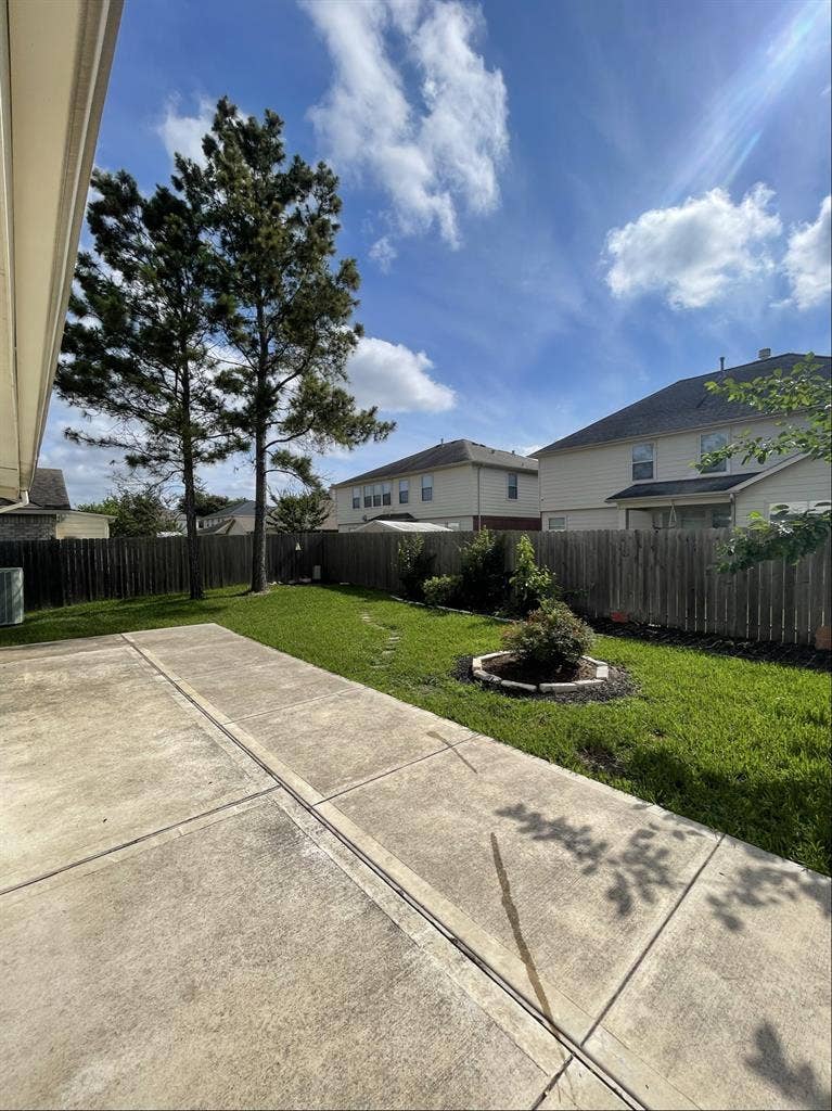 SPACIOUS ROOMS (Sugar Land, TX)