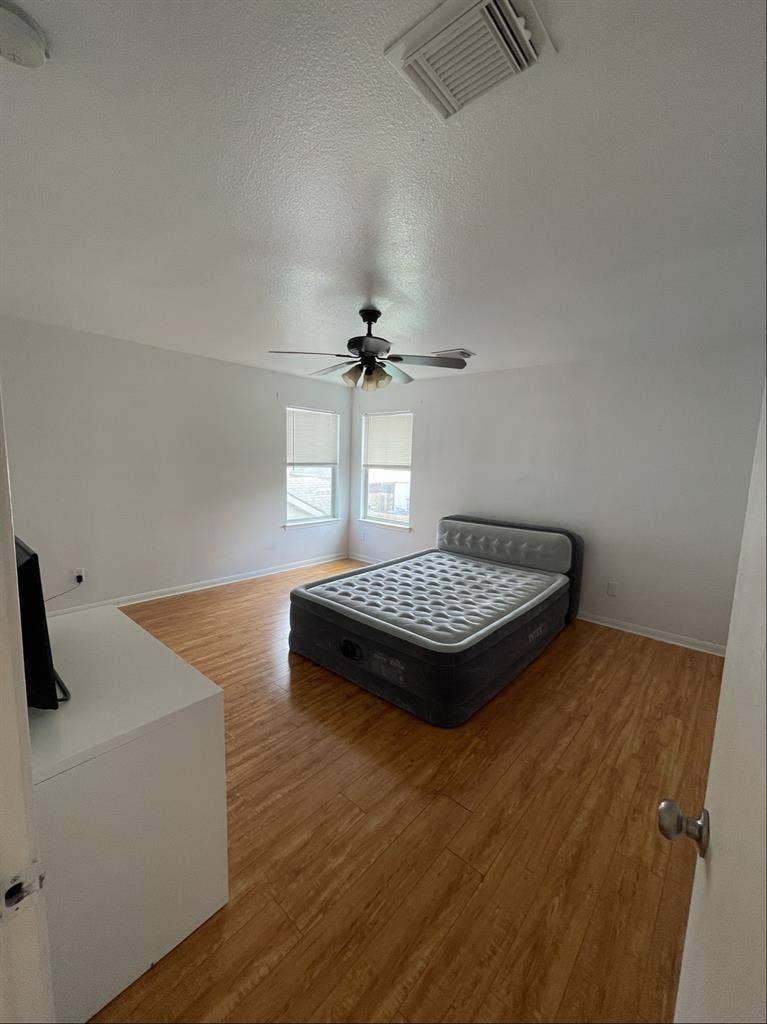 SPACIOUS ROOMS (Sugar Land, TX)