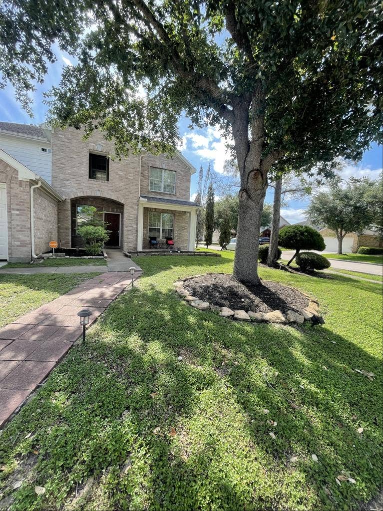 SPACIOUS ROOMS (Sugar Land, TX)