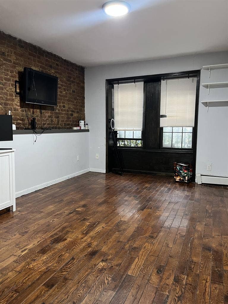 Large bedroom in prime Bushwick