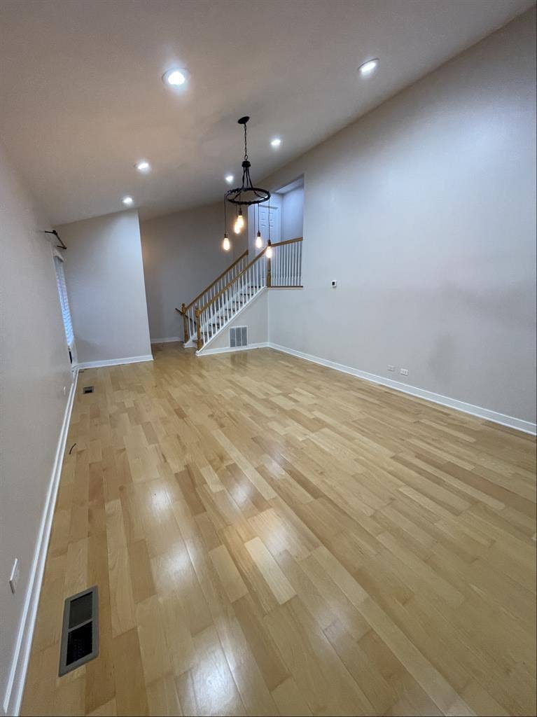 I have 1 room for rent from May 1