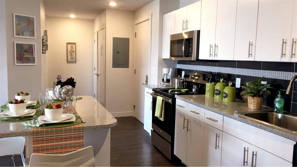 Park West Lease 2 Rooms Available