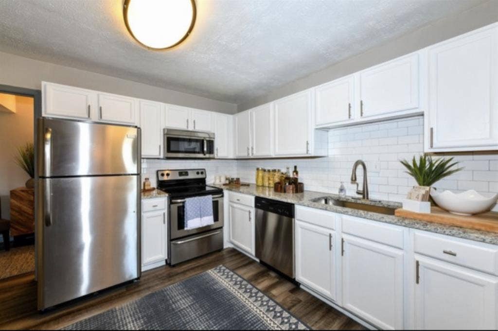 AVAILABLE ASAP!! Near Perimeter!!