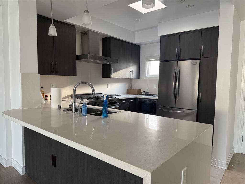 Private Room/Bath in Brentwood Apt