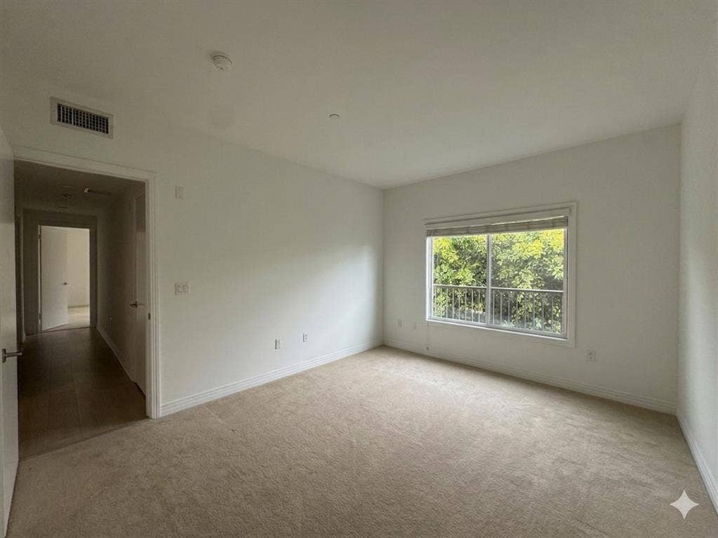 Private Room/Bath in Brentwood Apt