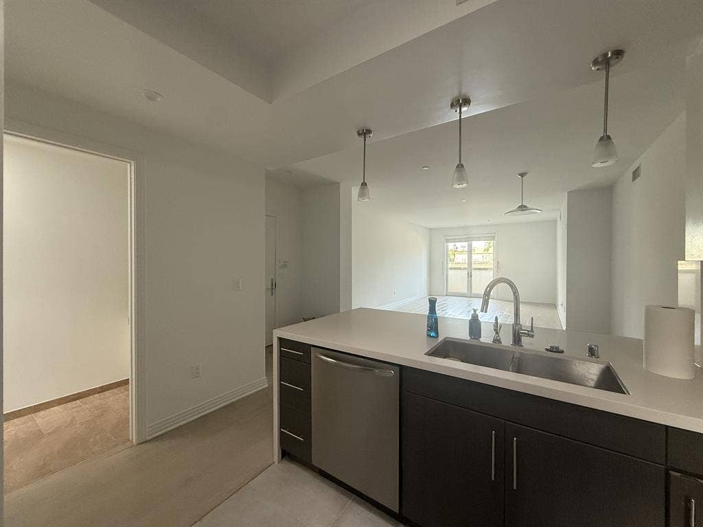 Private Room/Bath in Brentwood Apt