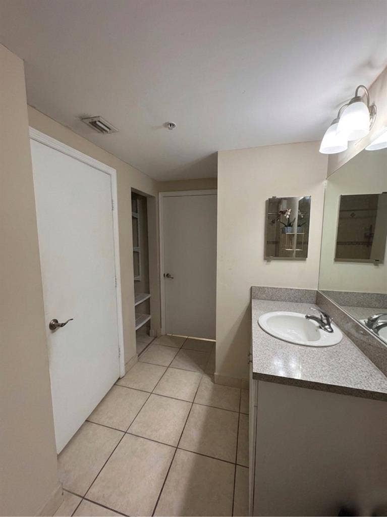 Private Room Near Brickell April 28
